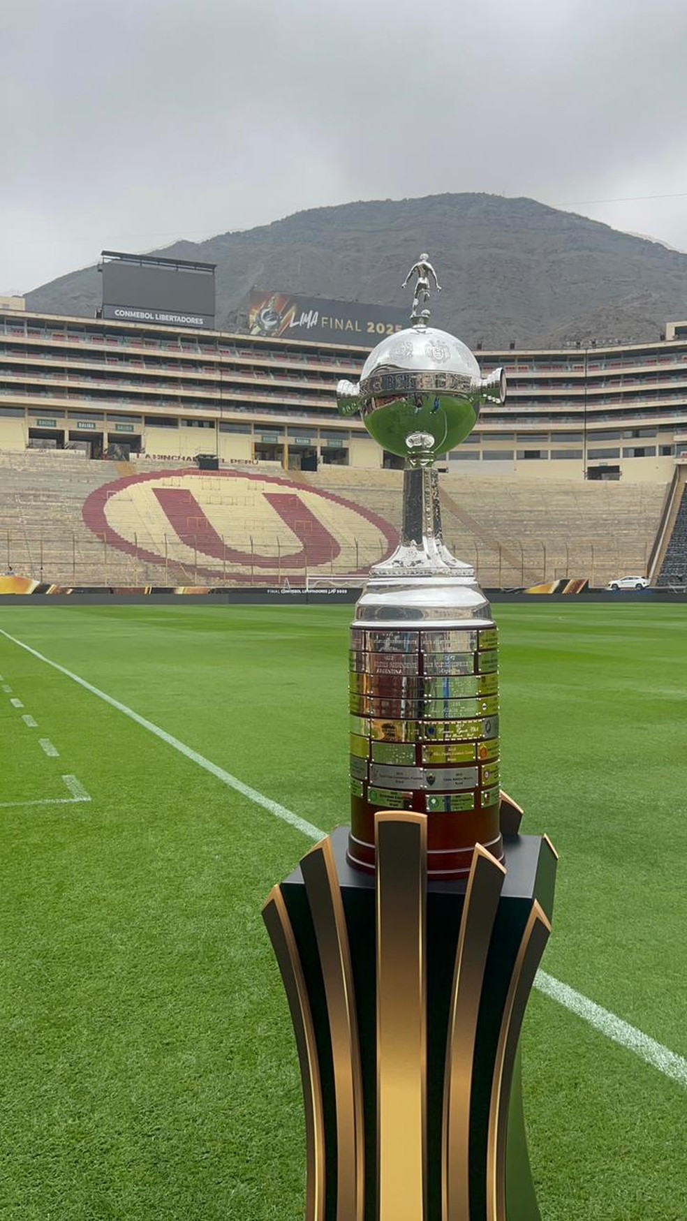 Taça da Libertadores no Estádio Monumental de Lima — Foto: Letícia Marques/ge