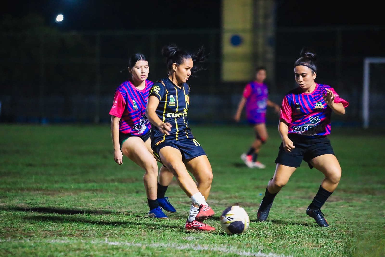 Taça das Favelas Amazonas 2026 define semifinalistas no masculino e feminino