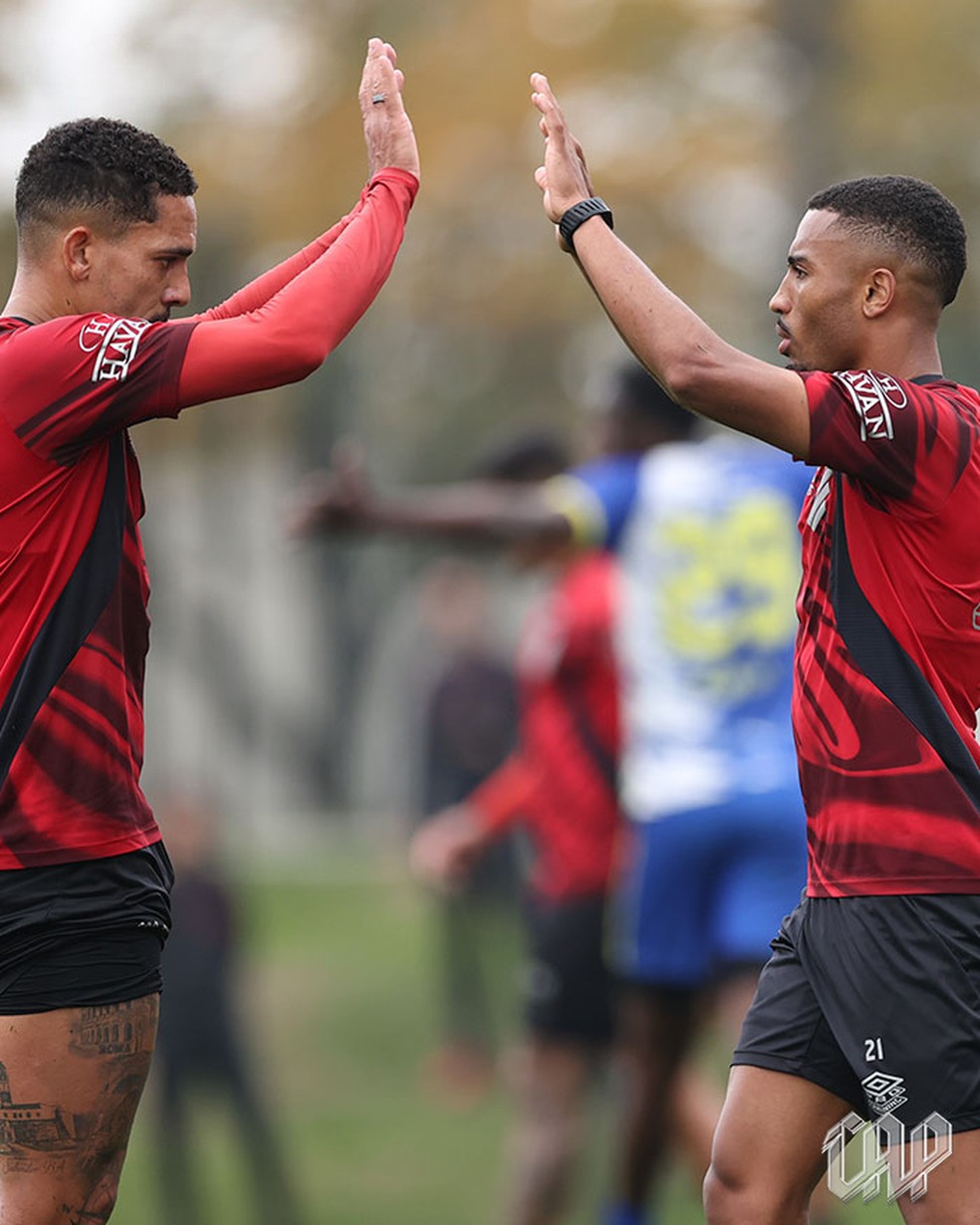 Gilberto e Leozinho em jogo-treino — Reforços do Athletico