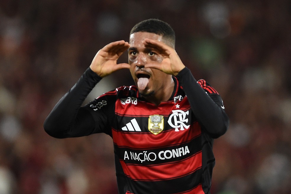 Samuel Lino comemora gol em Flamengo x Vitória — Foto: Alexandre Durão