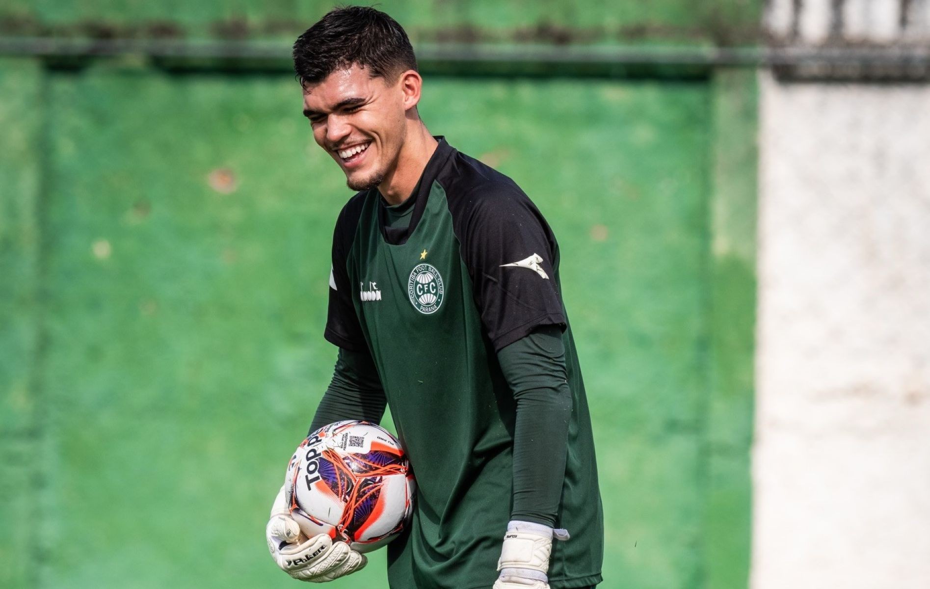 Pedro Morisco acirra disputa pela titularidade no gol do Coritiba ao voltar a jogar após quatro meses