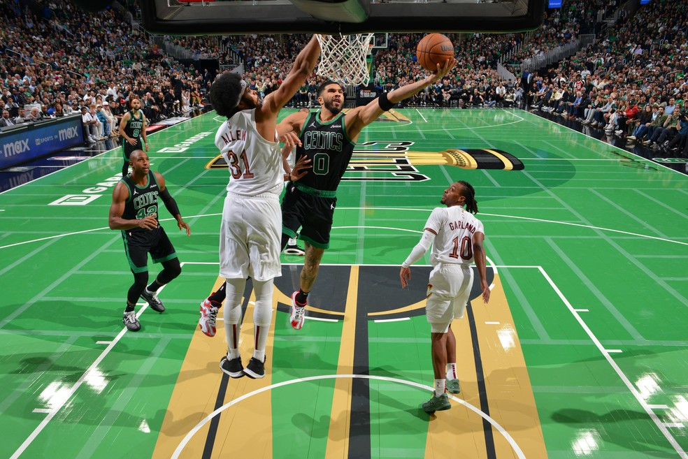Jayson Tatum em vitória do Celtics sobre os Cavs — Foto: Jesse D. Garrabrant/NBAE via Getty Images