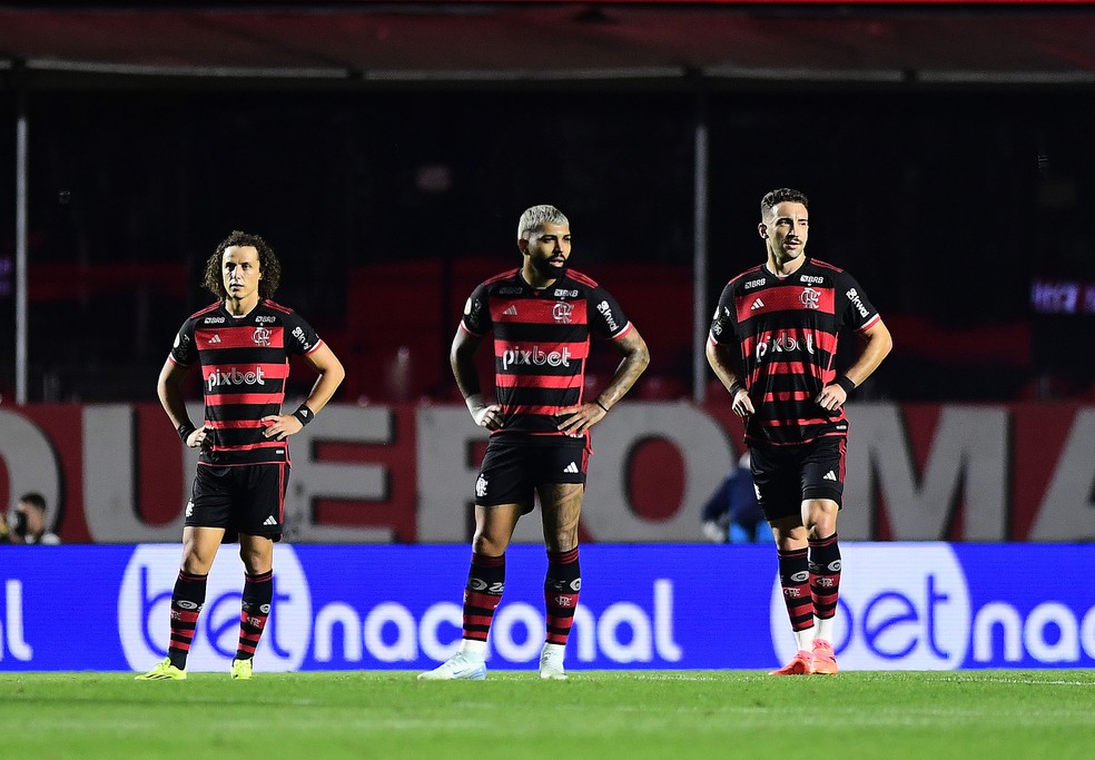 Jogadores do Flamengo lamentam gol do São Paulo