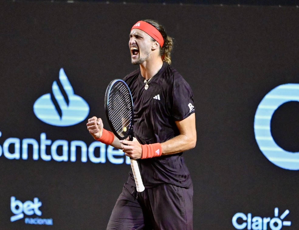 Alexander Zverev comemora ponto contra Yunchaokete Bu no Rio Open — Foto: André Durão