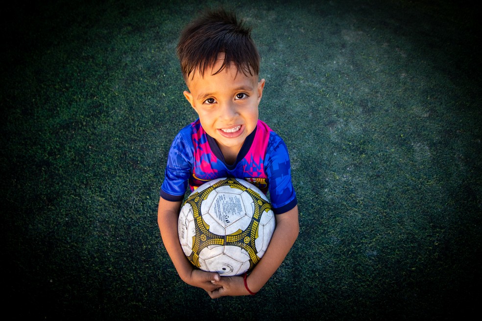Atração na web por cobranças de falta, garoto de 5 anos é indicado para  prêmio da Globe Soccer Awards, vale do paraíba região