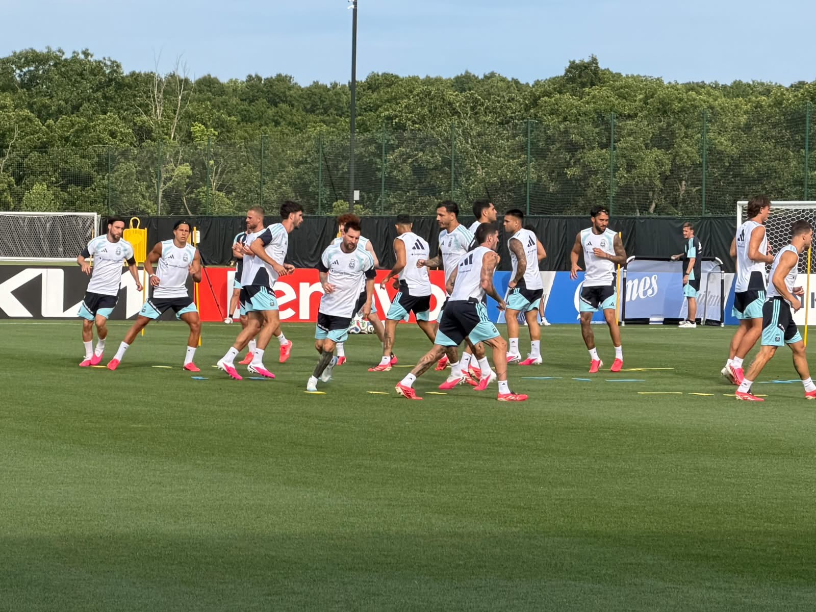 Messi participa de treino da Argentina e brinca de altinha e bobinho; veja