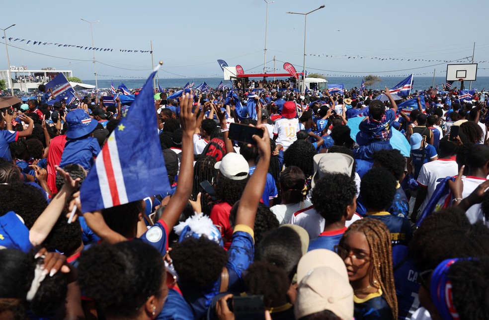 Multidão de torcedores recebe seleção de Cabo Verde com festa após Copa do Mundo — Foto: Sodiq Adelakun/REUTERS