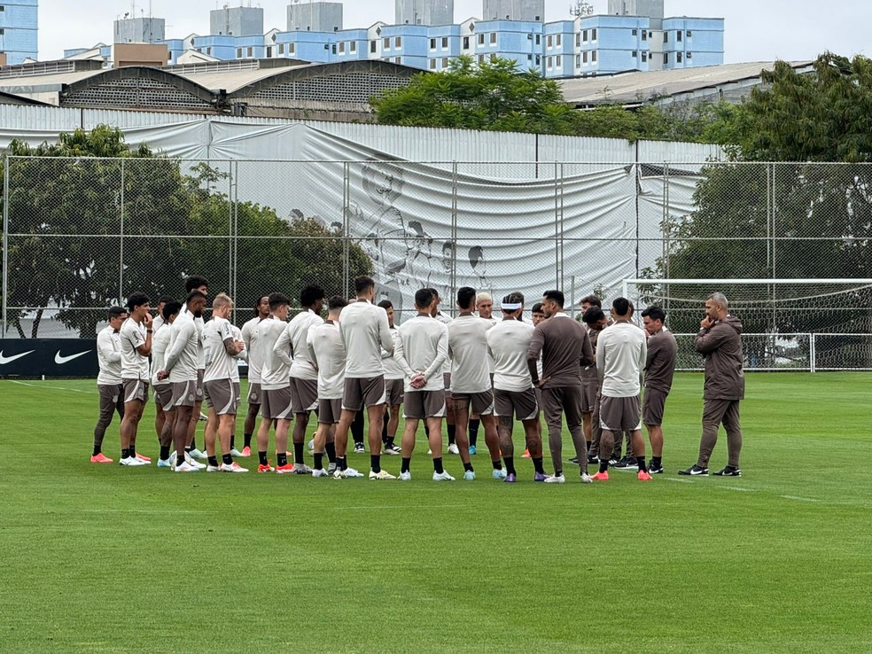 Elenco do Corinthians em treino no CT Joaquim Grava — Foto: Emilio Botta