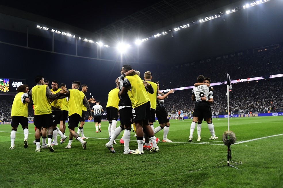 Jogadores do Corinthians comemoram gol marcado por Yuri Alberto — Foto: Marcos Ribolli