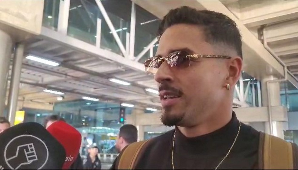 Lucas Veríssimo, zagueiro do Corinthians, no aeroporto — Foto: Damaris Lopes