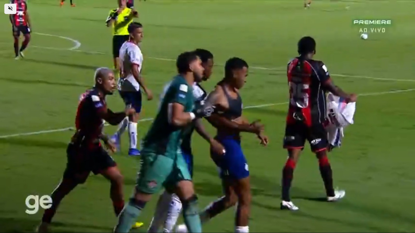Pleno do STJD reduz pena de Cacá, do Vitória, e mantém absolvição de Jean Lucas, do Bahia