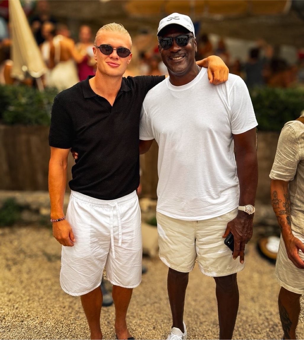 Michael Jordan e Haaland posam juntos e foto viraliza: "Dispensa legenda"