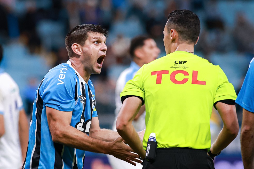Kannemann reclama com o árbitro Matheus Candançan — Foto: Maxi Franzoi/AGIF