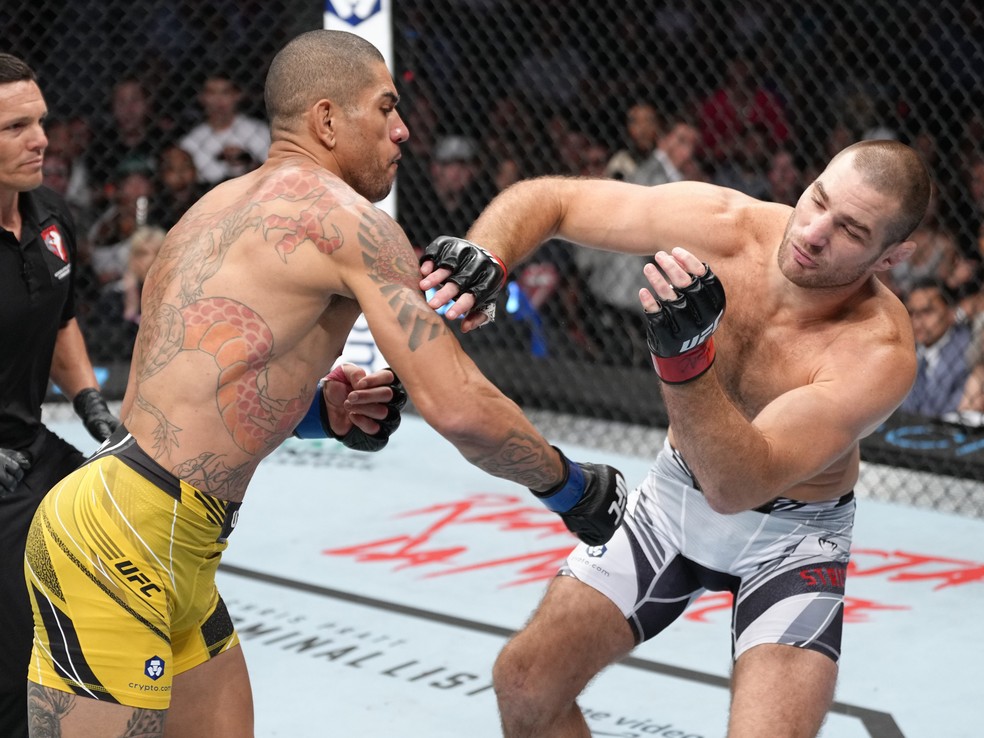 Alex Poatan nocauteou Sean Strickland no primeiro round no UFC 276 — Foto: Jeff Bottari/Zuffa LLC