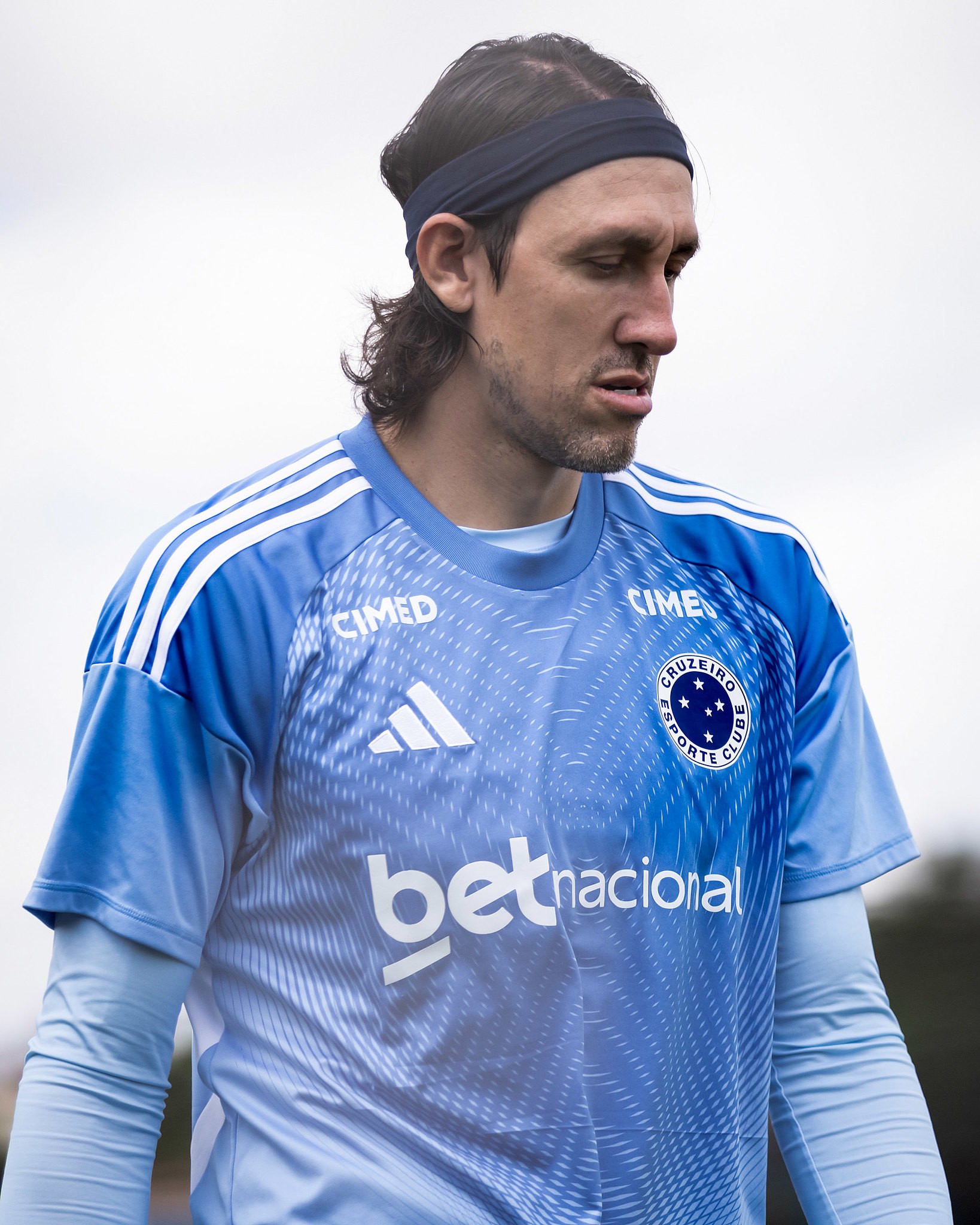 Cássio sob suspeita de lesão no joelho após exame: insegurança para Cruzeiro no duelo contra o Vasco