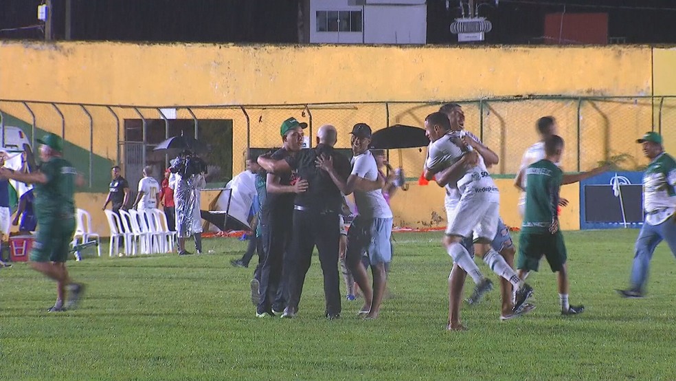 Jogadores do Sousa comemoram classificação — Foto: sportv