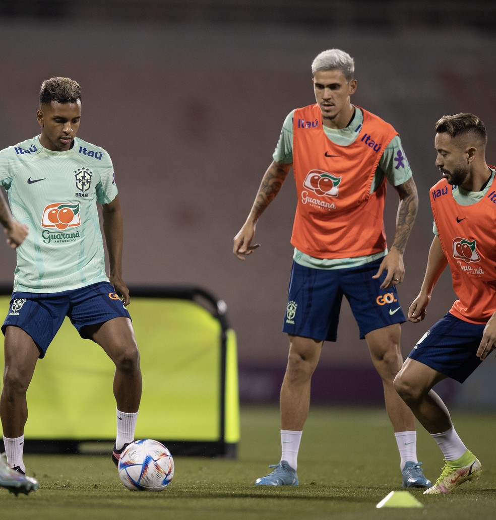 Pedro e Everton Ribeiro ao lado de Rodrygo em treino da Sele��o em 2022 � Foto: Lucas Figueiredo / CBF