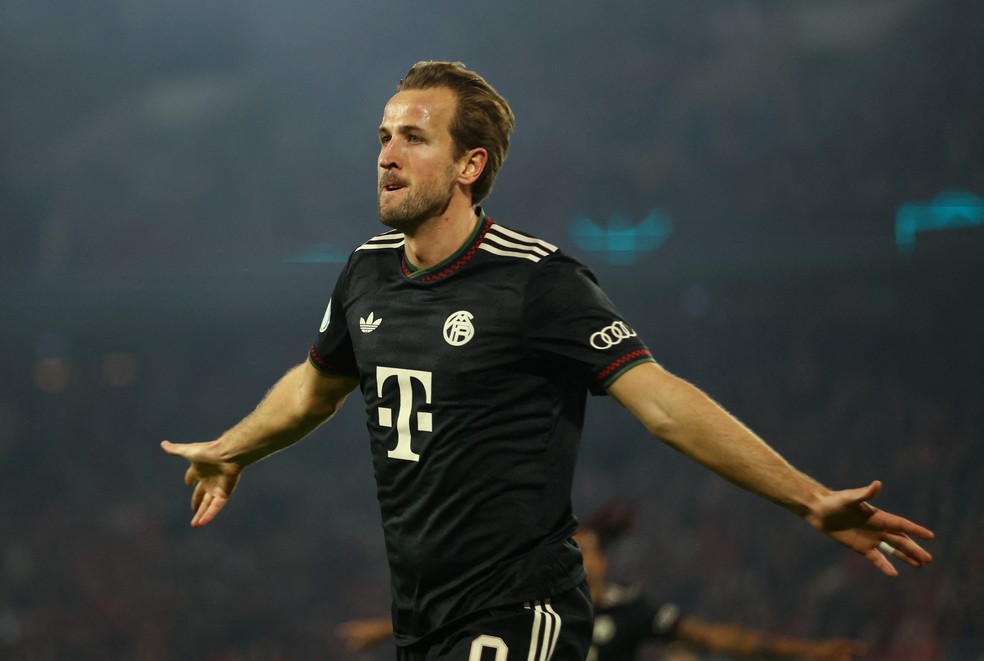 Harry Kane comemora gol pelo Bayern contra o Colônia na Copa da Alemanha.