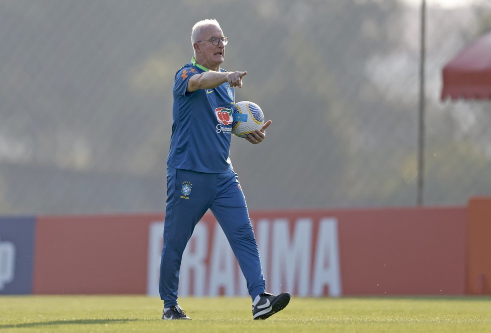 Dorival Júnior orienta jogadores da seleção brasileira em treino — Foto: Rafael Ribeiro / CBF