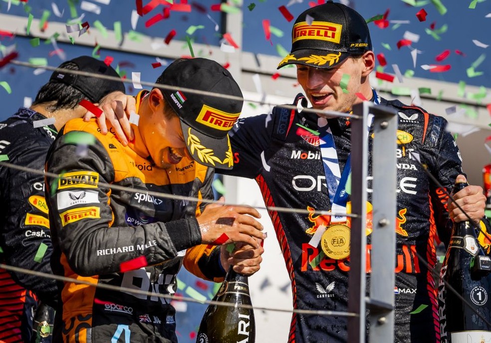 Celebração de Norris causou danos ao troféu de Verstappen no GP da Hungria — Foto: ANP via Getty Images