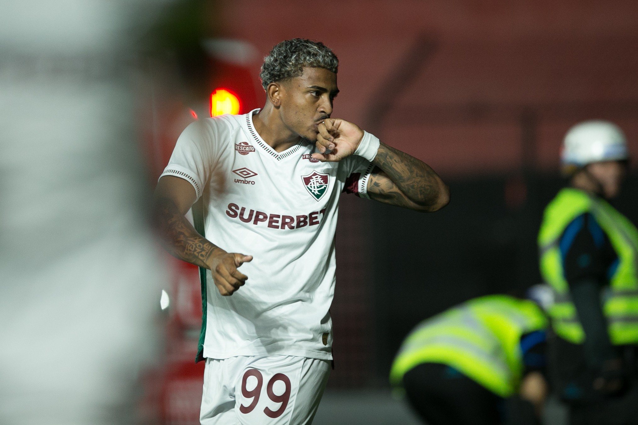 John Kennedy fura fila, volta a marcar pelo Fluminense após 17 meses e vira opção para Zubeldía