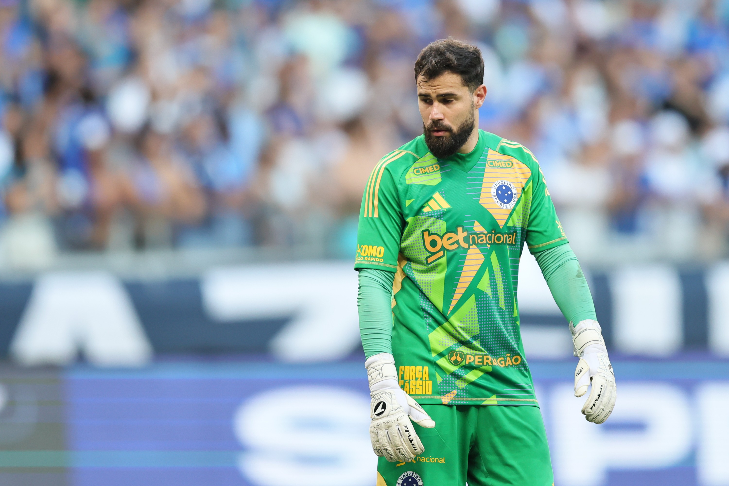 Goleiro do Cruzeiro avalia temporada: Desempenho positivo, mas falta de títulos pesa