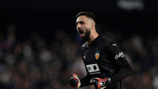 Sucessor de Alisson?! Liverpool paga R$ 215 milhões em goleiro do Valencia