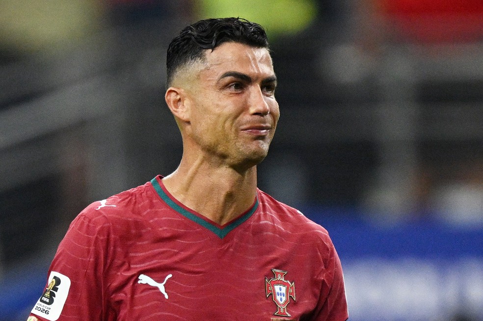 Cristiano Ronaldo chora após eliminação de Portugal para a Espanha