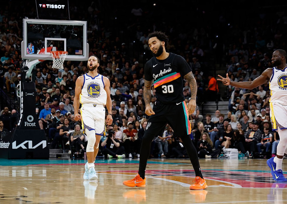 Curry brilha em vitória dos Warriors sobre os Spurs — Foto: Getty Images