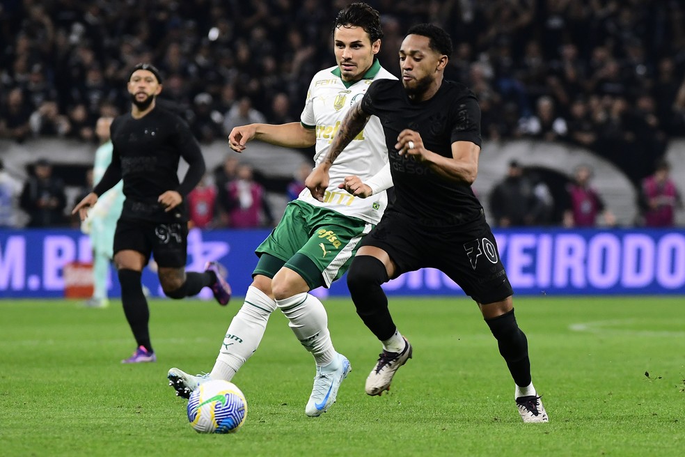 Veiga e Martínez disputam bola em Corinthians x Palmeiras — Foto: Marcos Ribolli