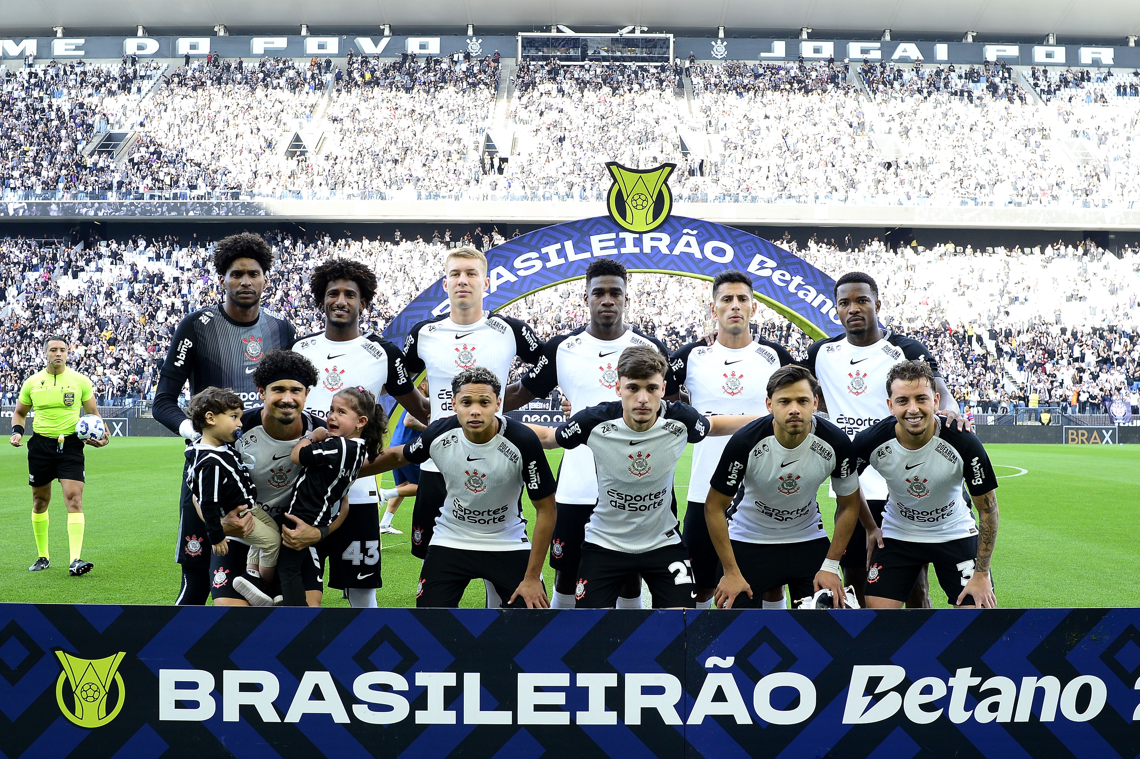 Titulares do Corinthians entram no segundo tempo em busca do empate.