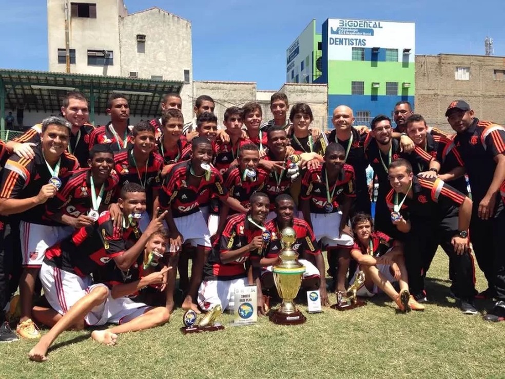 Leandrinho comemora com Vini Jr o título do Flamengo na Copa Brasil Votorantim 2015 — Foto: ge