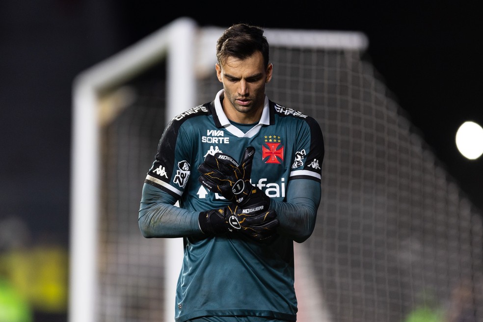 Lo Jardim em ao pelo Vasco na partida contra o Operrio  Foto: Ruano Carneiro/Getty Images