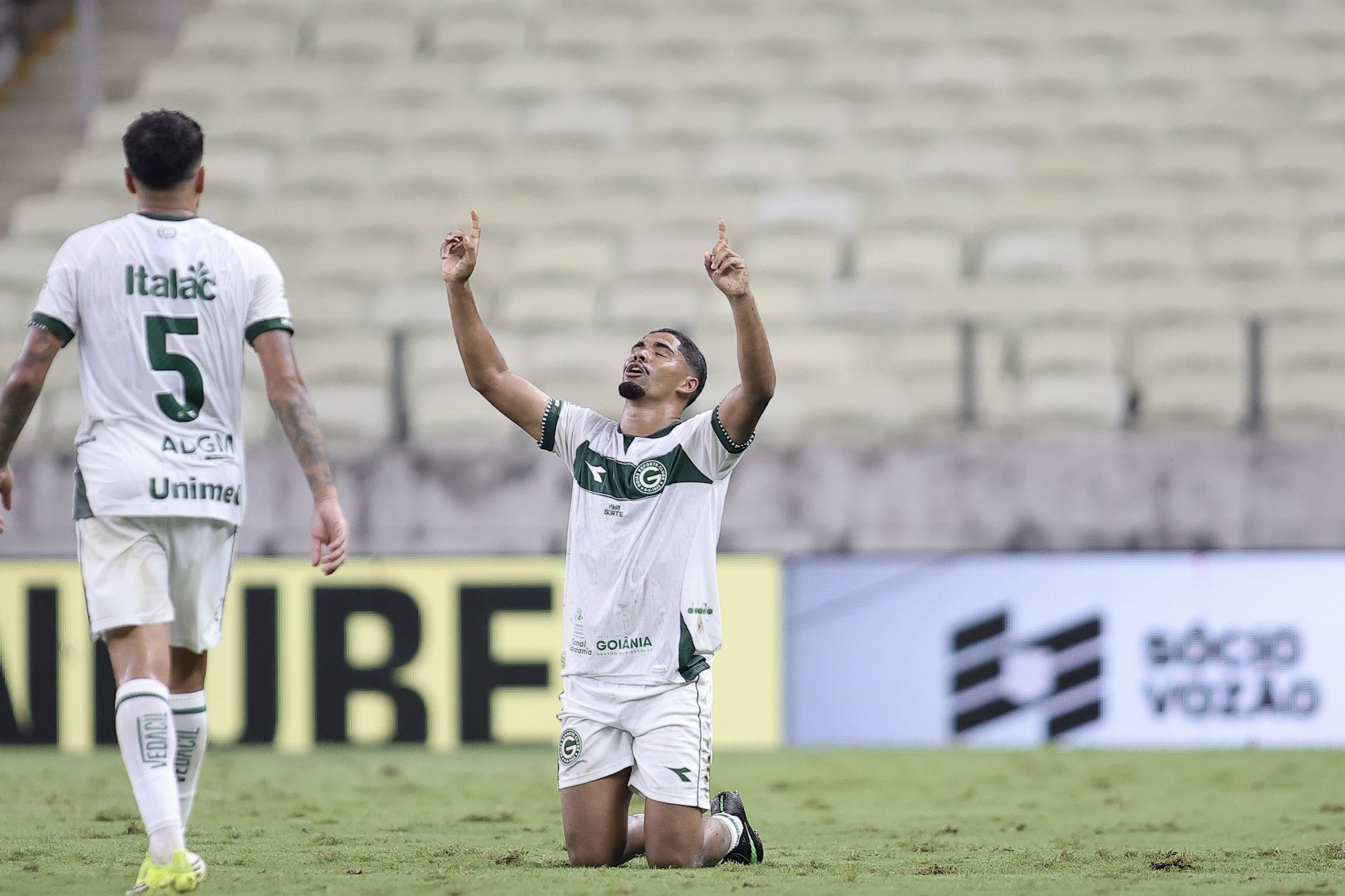 Fique por dentro: Atacante marca um gol de letra e outro quase do meio-campo em vitória do Goiás contra o Ceará; veja