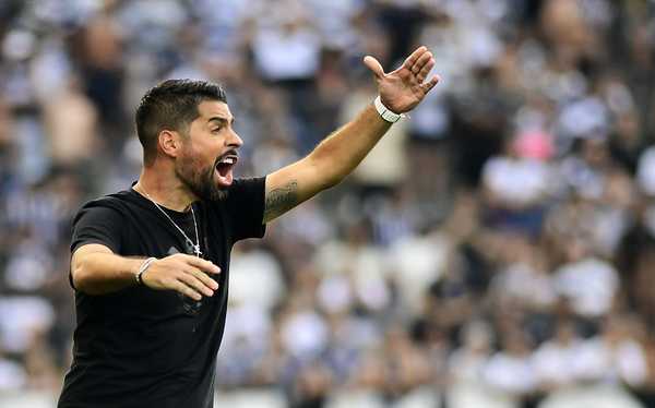 Oliveira enaltece potencial do Corinthians após importante vitória com elenco talentoso.
