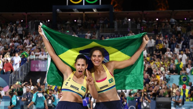 Ana Patrícia e Duda comemoram ouro nas Olimpíadas com bandeira do Brasil