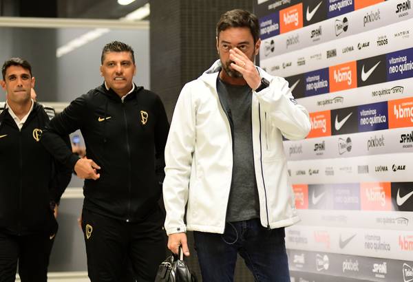 Não é só Rojas: Corinthians deve valor milionário em direitos de imagem a elenco