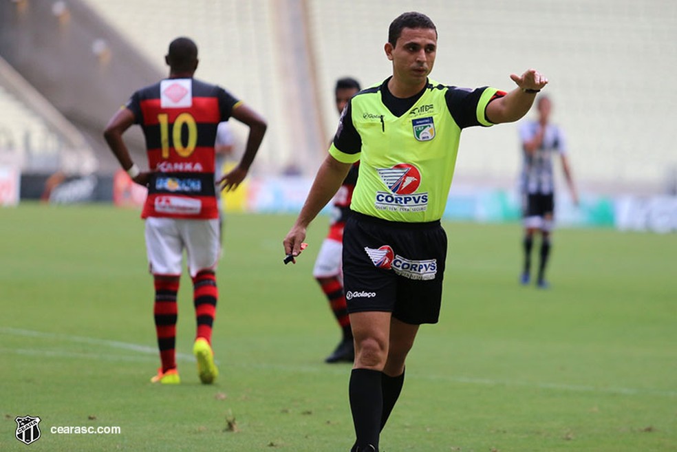 Léo Simão Holanda apita jogo — Foto: Christian Alekson/cearasc.com