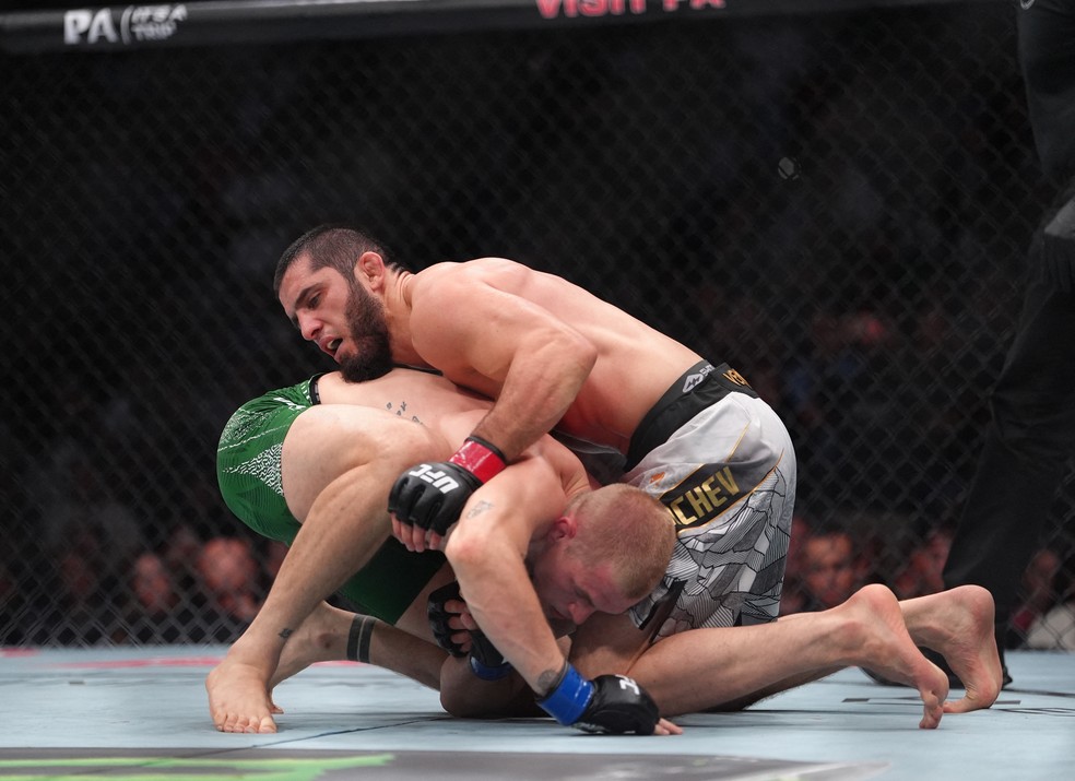 Imagem ilustrativa sobre Islam Makhachev vence Ian Garry no UFC 330, mantém cinturão e supera recorde de Anderson Silva
