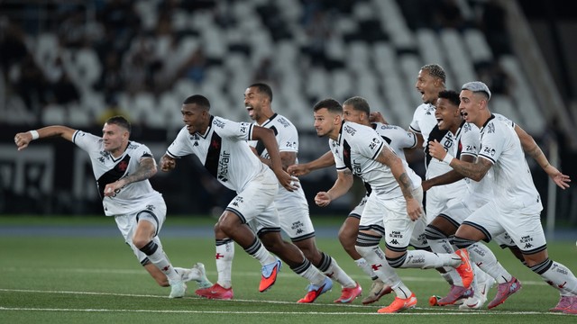Jogadores do Vasco comemoram classificação diante do Botafogo