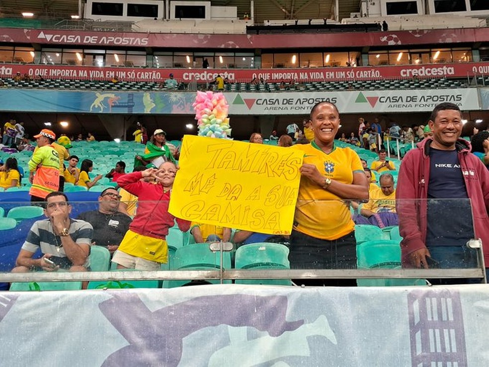 Torcedora fã de Tamires não perdeu a oportunidade e já trouxe cartaz para a lateral, uma das referências dessa seleção. — Foto: Rafael Carmo