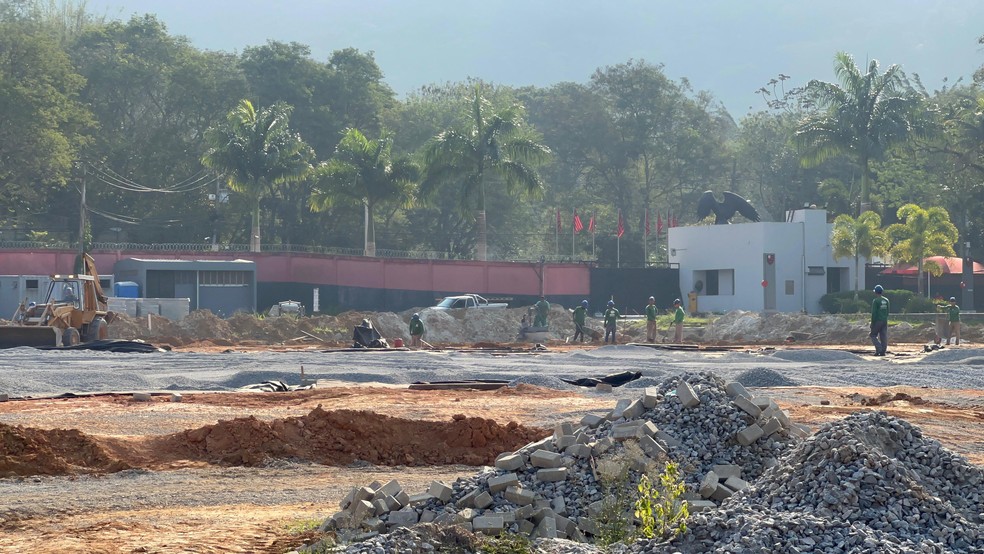 Obra do Flamengo para construção do miniestádio no Ninho — Foto: Letícia Marques / ge