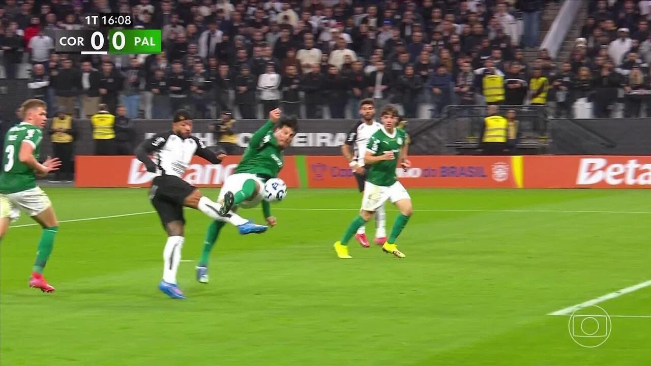 Depay mostra corte na perna em lance com Gómez no clássico paulista.