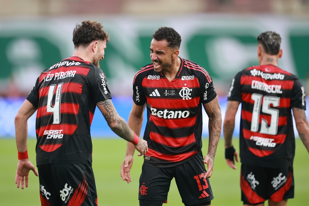Lo Pereira e Danilo comemoram gol em Palmeiras x Flamengo  Foto: Hector Vivas/Getty Images