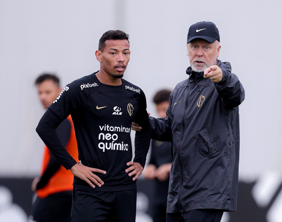 Mano dá instruções a Ruan Oliveira no primeiro treino — Foto: Rodrigo Coca/Agência Corinthians