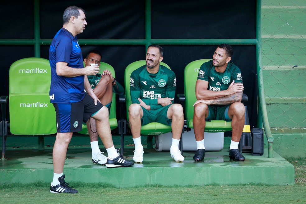 Fábio Carille conversa com atletas do Goiás durante treino — Foto: Rosiron Rodrigues/GEC