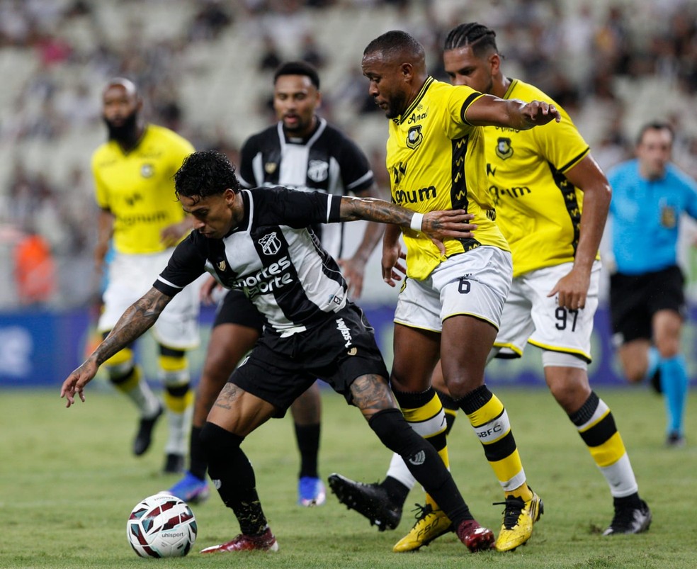 Matheusinho, jogador do Cear&aacute;, contra o S&atilde;o Bernardo &mdash; Foto: Kid J&uacute;nior/SVM