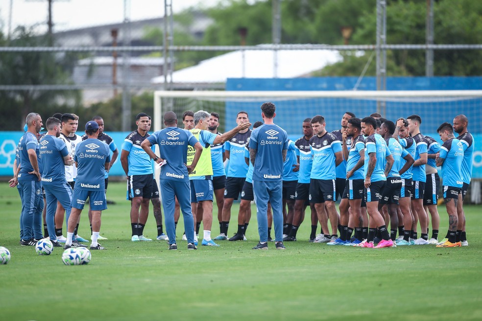 Renao em conversa com o grupo de jogadores do Grêmio — Foto: Lucas Uebel/Grêmio