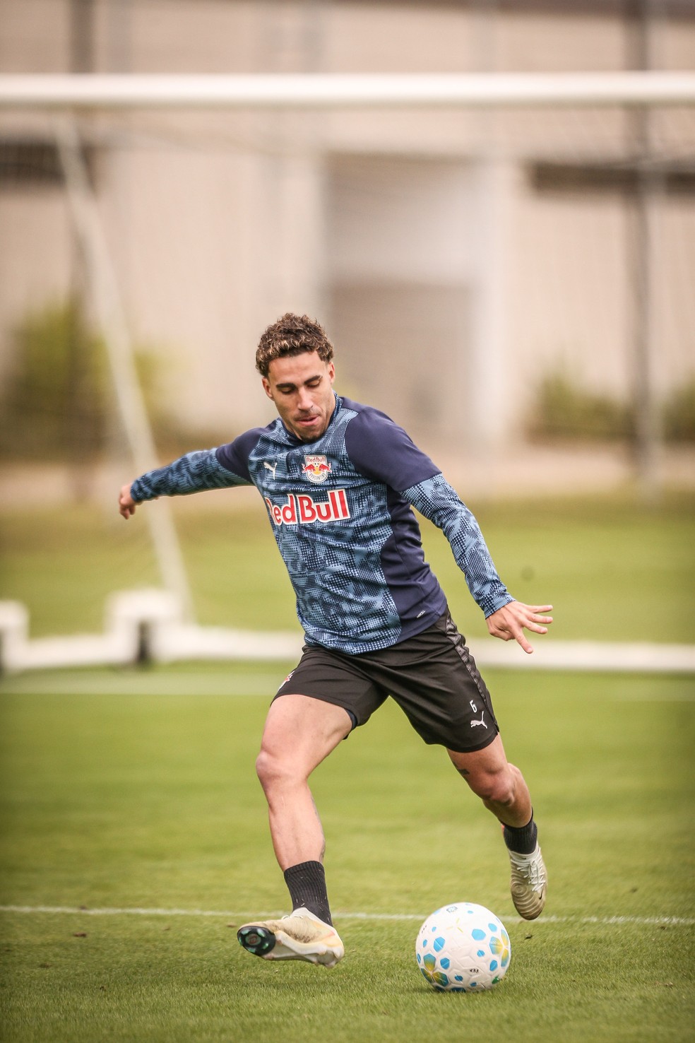Gabriel Bragantino em treino do Red Bull Bragantino com incômodo na panturrilha