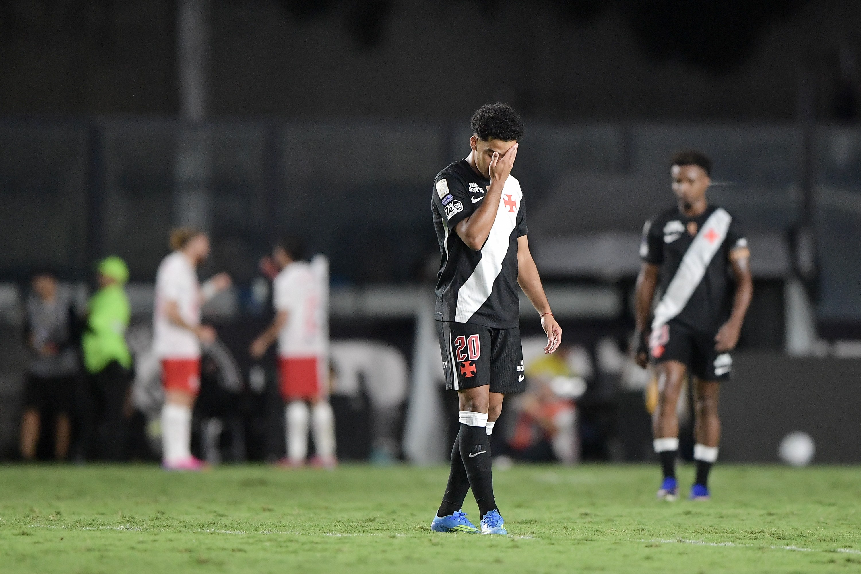 Reforços de 2026 não engrenam, e Vasco prepara segunda janela para corrigir rota